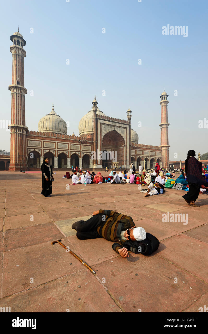 Los peregrinos indios delante de la mezquita de Jama Masjid, Vieja Delhi, Delhi, India Foto de stock