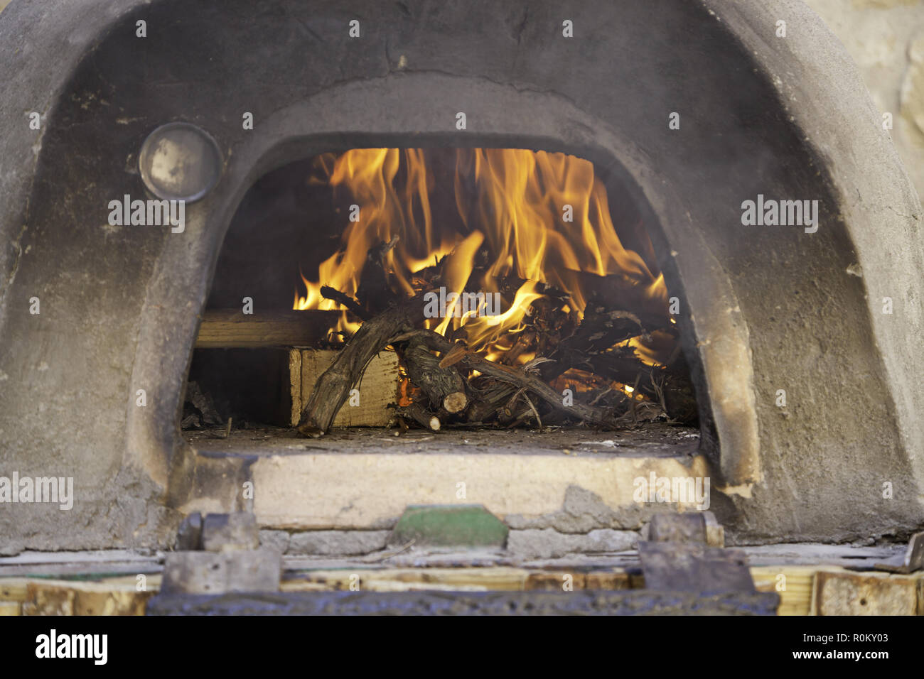Horno antiguo de piedra, detalle de un antiguo horno de carbón fire  Fotografía de stock - Alamy