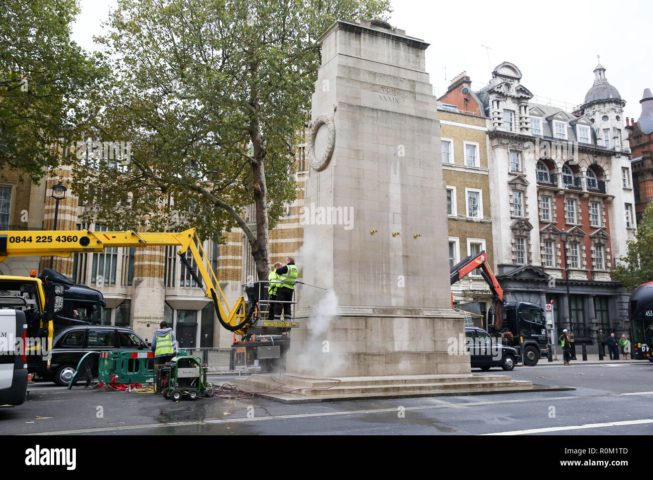 Los trabajadores limpie el cenotafio memorial en Whitehall, Londres central antes de la ceremonia del Día del Armisticio, el 11 de noviembre. Los miembros de la familia real y políticos clave, asistirán a la ceremonia. Foto de stock