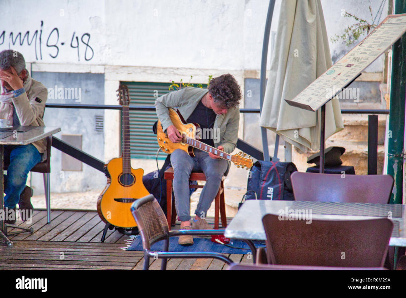 Lisboa, Portugal-October 16, 2017: el músico muchedumbre entretenida en un restaurante con auténtica música en vivo Foto de stock