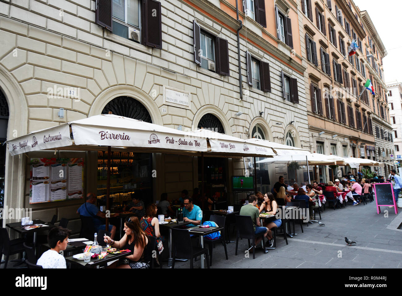 Binario 37 beer house y restaurante en Via Principe Amedeo en Roma. Foto de stock
