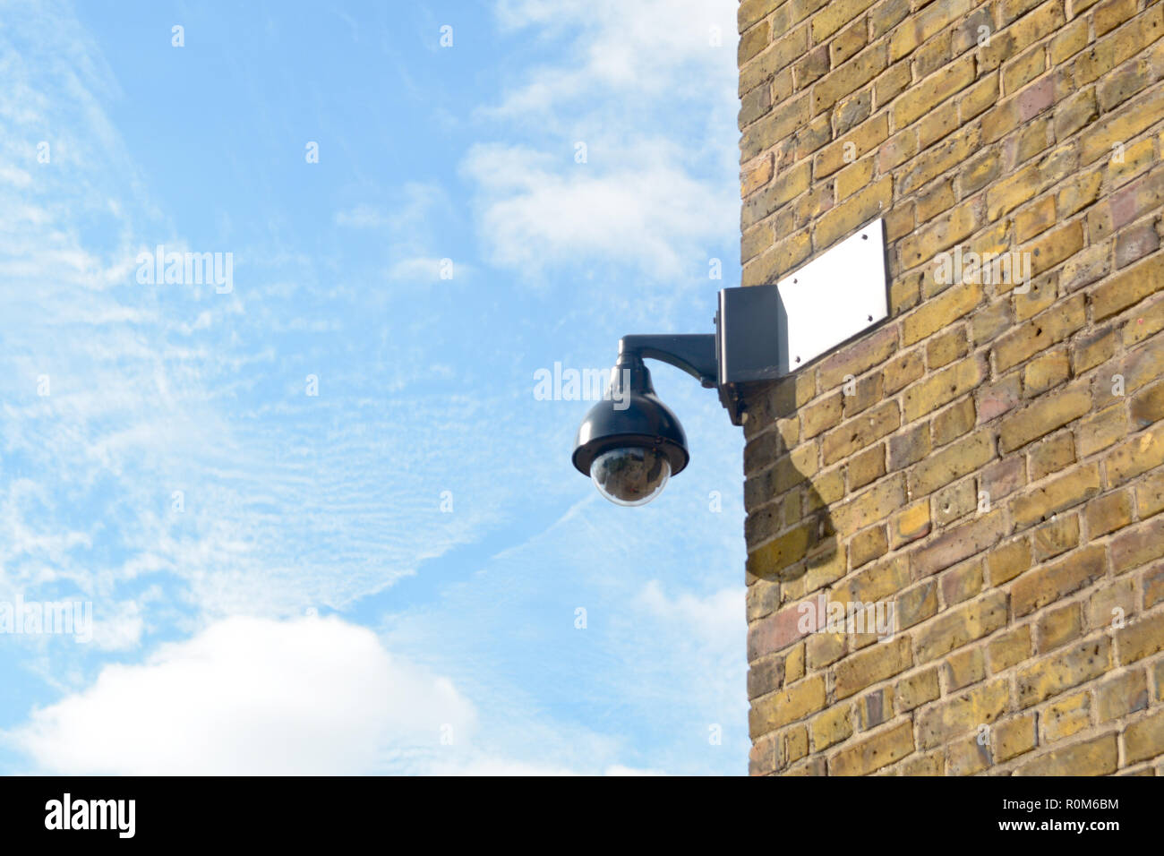 Cámara de vigilancia en la pared en Londres - la ciudad con más cámaras de  vigilancia en el mundo, Londres, Inglaterra Fotografía de stock - Alamy
