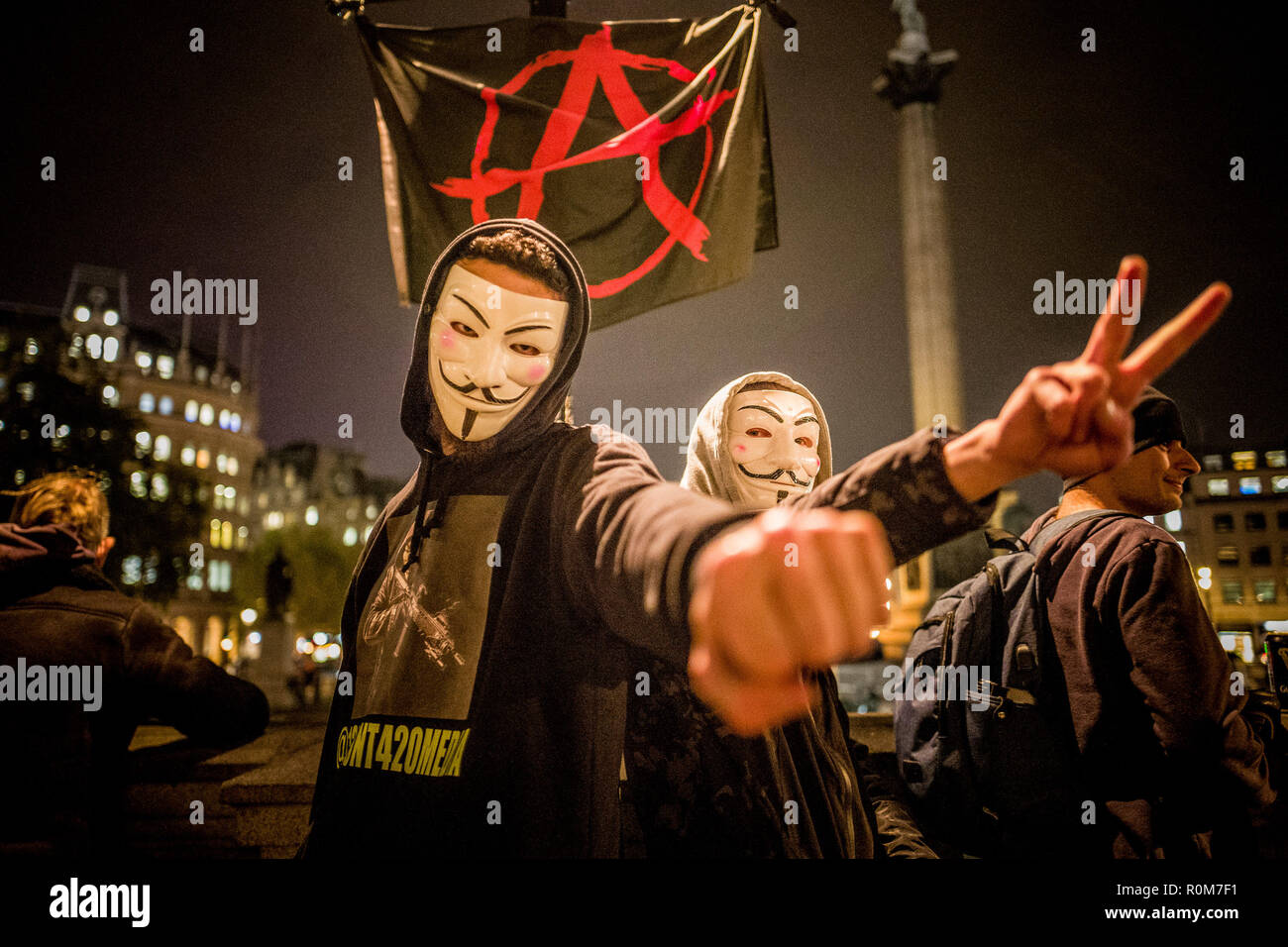 Centenares de manifestantes portando máscaras de Guy Fawkes reunidos en Londres por su marcha anual. Promovido por Anonymous, un grupo internacional de hacking activistas, la marcha es una protesta contra la corrupción en el poder. Coincide con fogata Noche en el Reino Unido, que conmemora la fecha Guy Fawkes intentó volar las Casas del Parlamento en 1605. 5 nov, 2018. Crédito: Velar la Subvención/Cable/ZUMA Alamy Live News Foto de stock