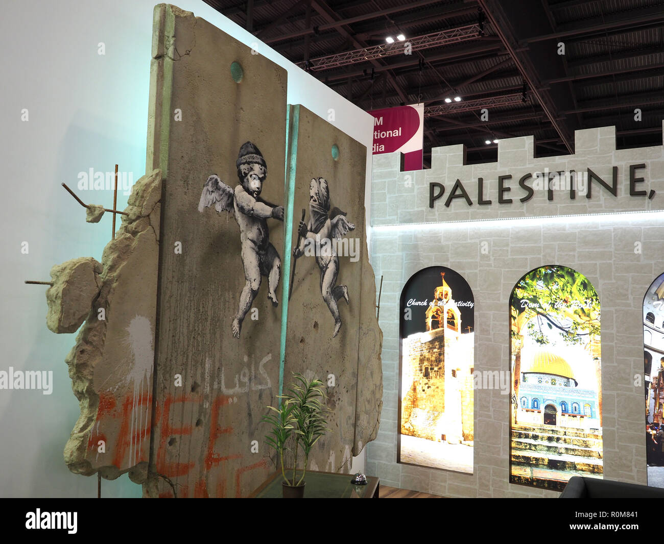 Excel, Londres, Reino Unido. 5 de noviembre de 2018. Réplica de Banksy ilustración sobre la postura palestina en el World Travel Market, Excel, Londres, hoy (lunes) Crédito: Finnbarr Webster/Alamy Live News Foto de stock