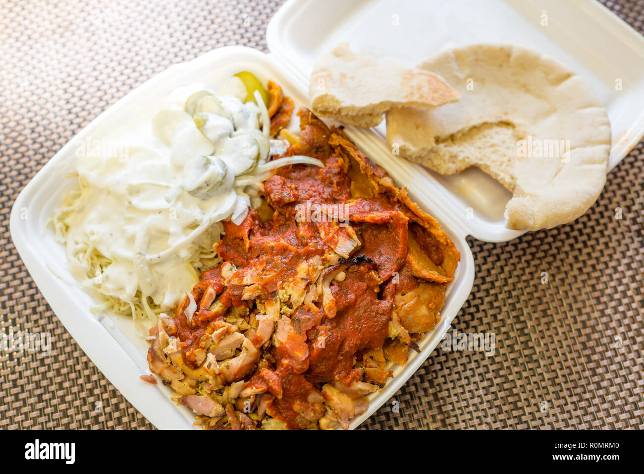 Doner kebab carne aislado sobre un fondo blanco studio. Foto de stock