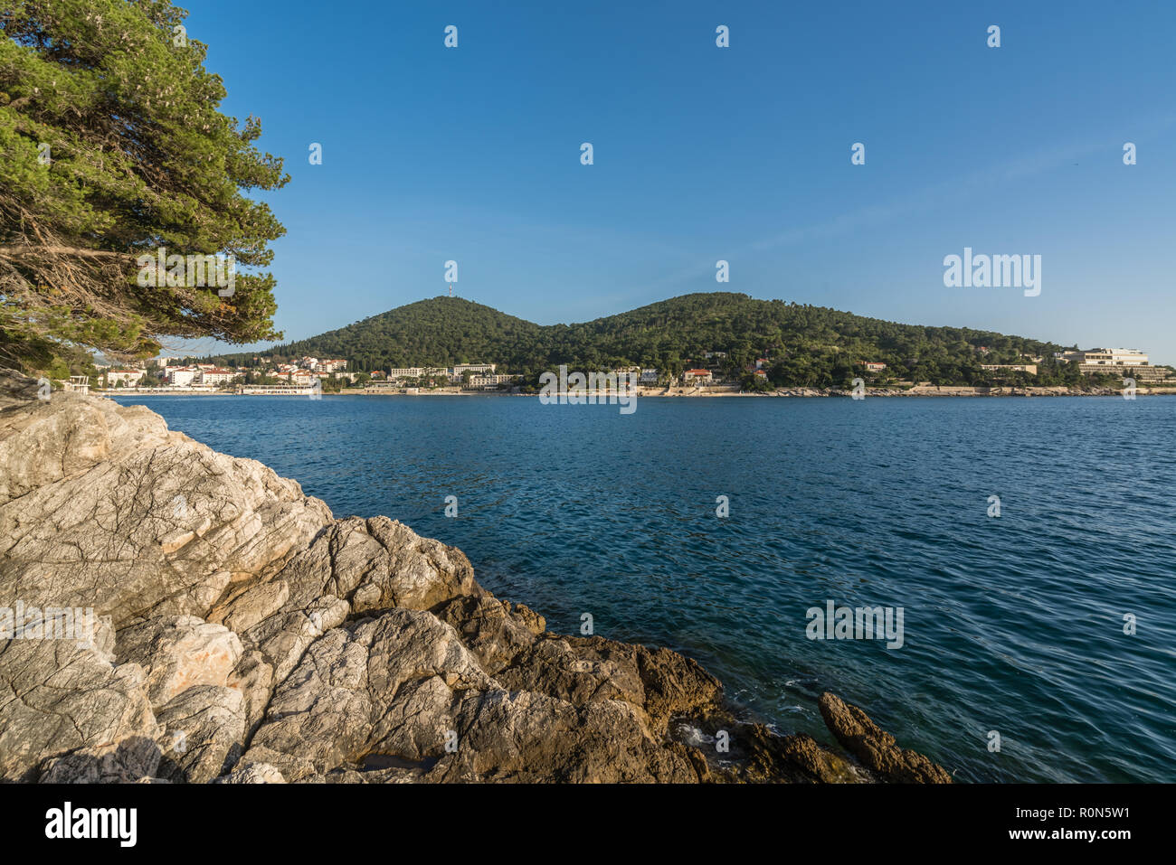 Preciosa costa croata en la zona de Lapad de Dubrovnik, Croacia en verano Foto de stock