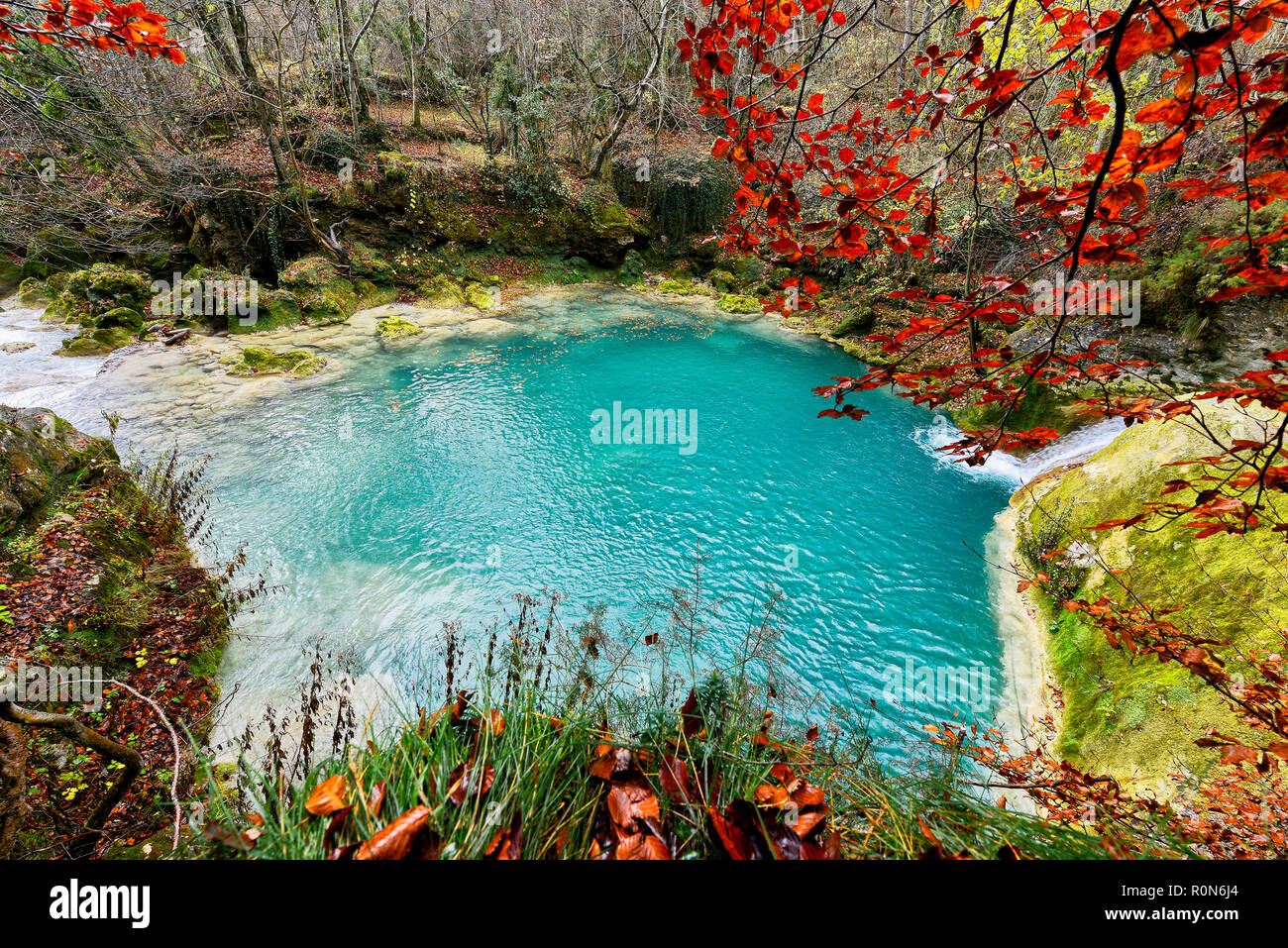 Agua de color turquesa en el origen del río Urederra parque natural Urbasa-Andia Baquedano, Navarra, España, Europa Foto de stock