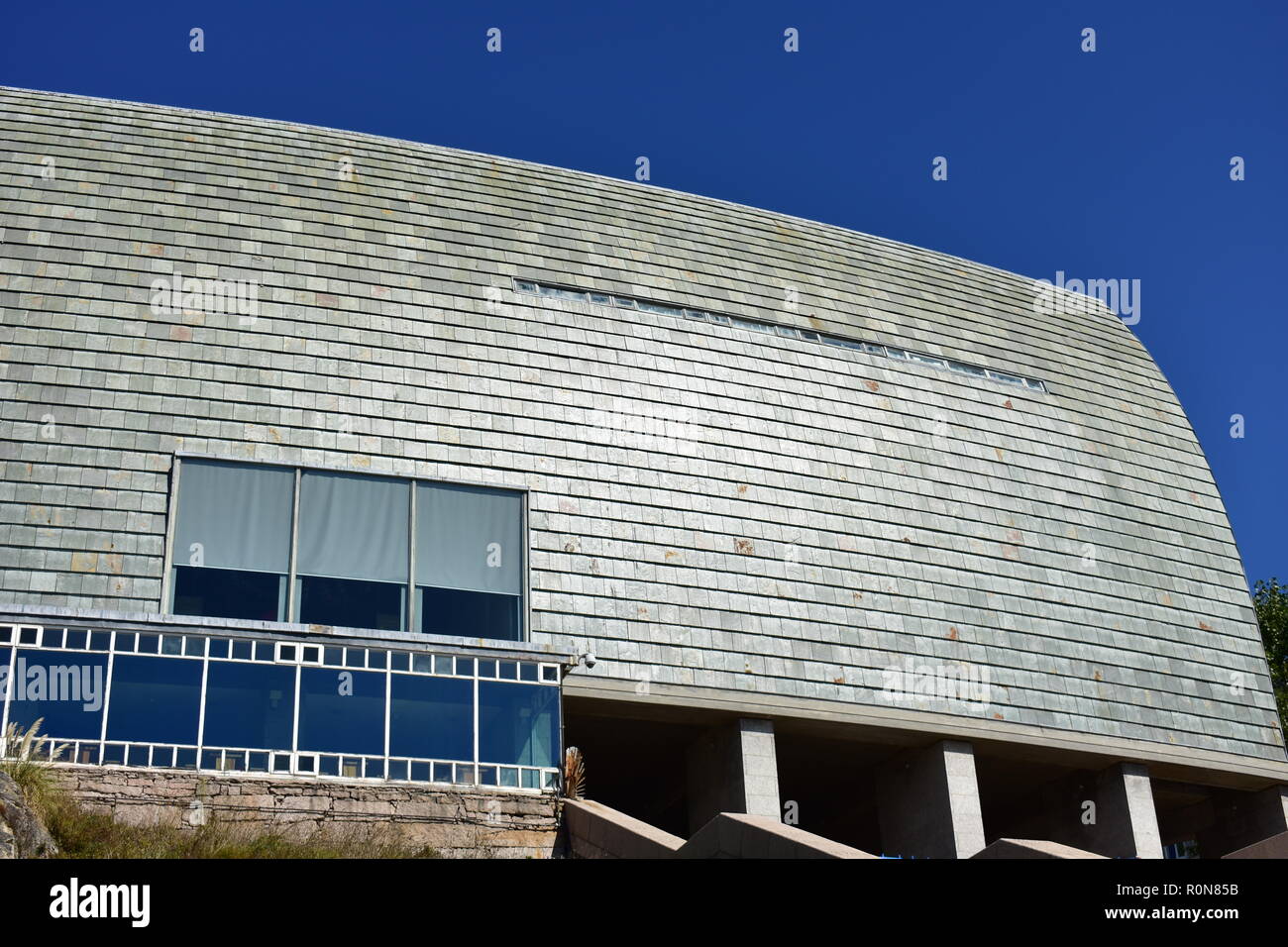 Museo Domus. Detalles de la arquitectura moderna. La pizarra, la piedra y  el vidrio. Día soleado, la fuerte luz del sol. La Coruña, España Fotografía  de stock - Alamy