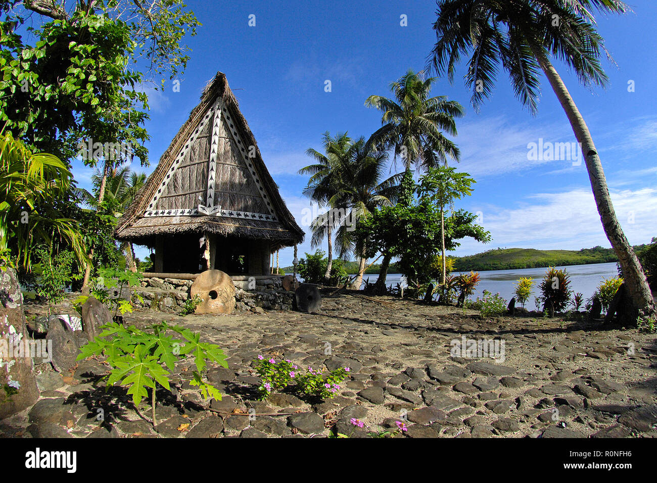 Vor Steingeld traditionellem Männerhaus, Yap, Mikronesien | dinero en piedra en una casa tradicional para hombres, Yap, Micronesia Foto de stock
