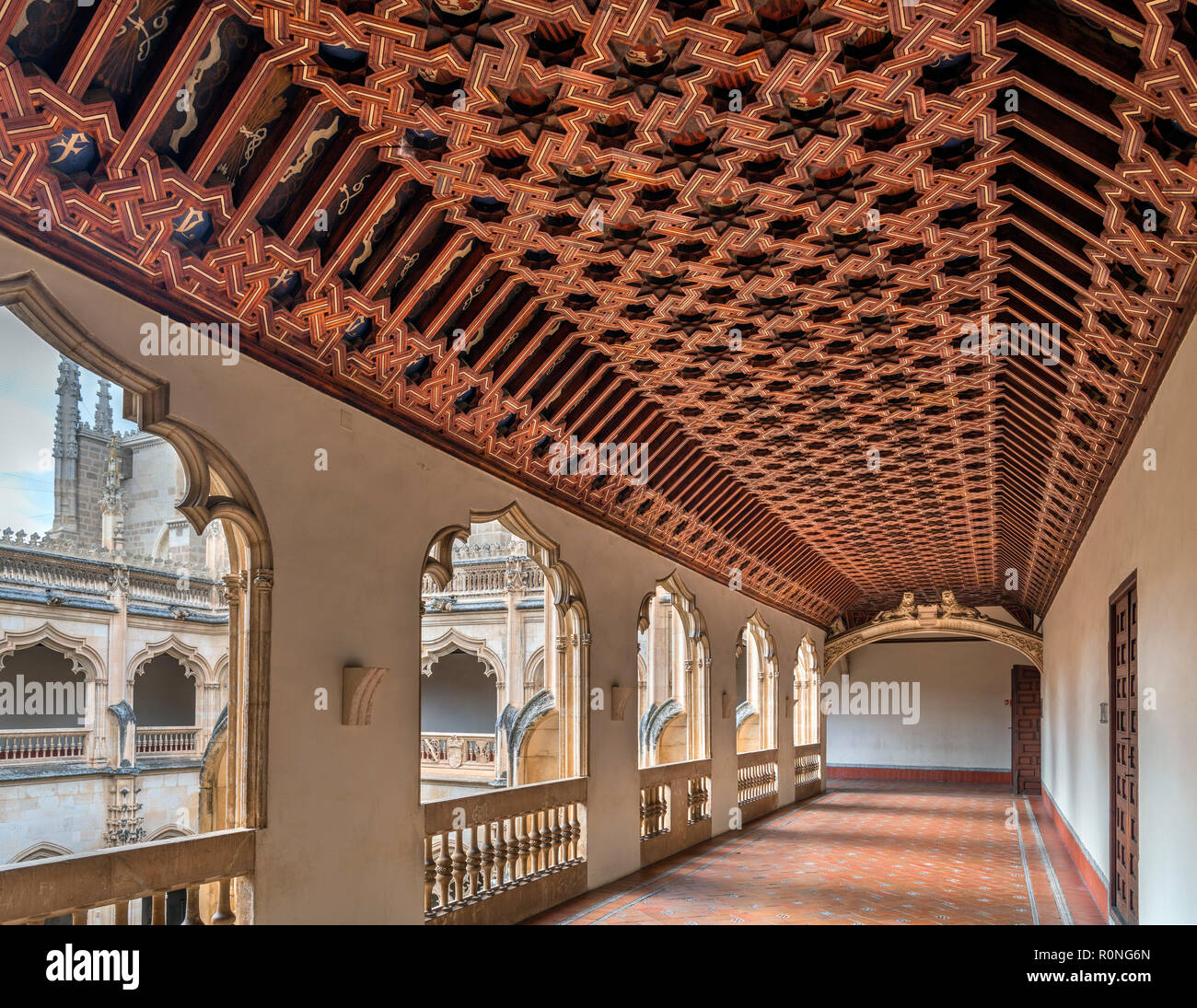 Techo mudéjar en la parte superior del claustro del Monasterio de San Juan de los Reyes, Toledo, Castilla-La Mancha, Spain Foto de stock