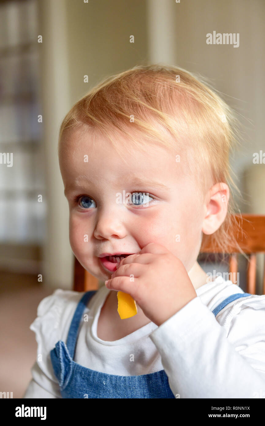 Bebe Nino Nina De Dos Anos De Edad Anos Comiendo Alimentos Sanos Y Frescos Pimientos Dieta Fotografia Tomada Por Simon Dack Fotografia De Stock Alamy