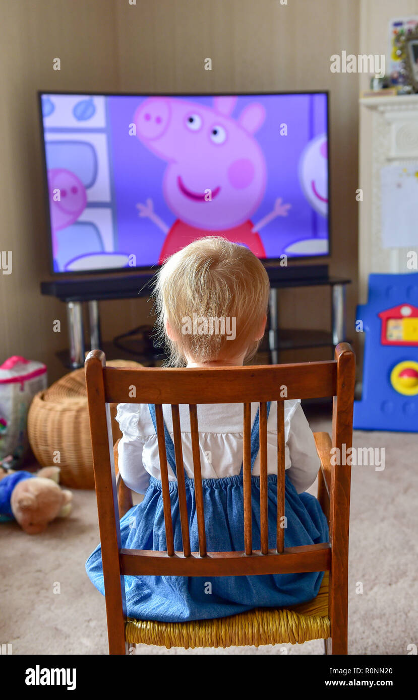 Bebe Viendo La Television Fotos E Imagenes De Stock Alamy