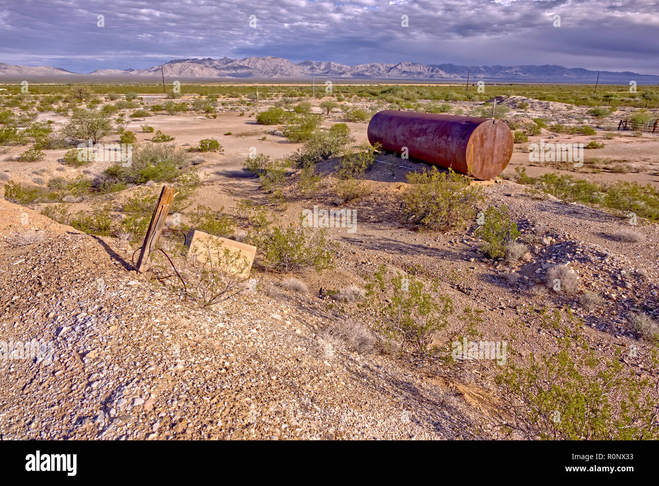 Depósito de agua oxidada abandonada, de amor, de Arizona, Estados Unidos Foto de stock