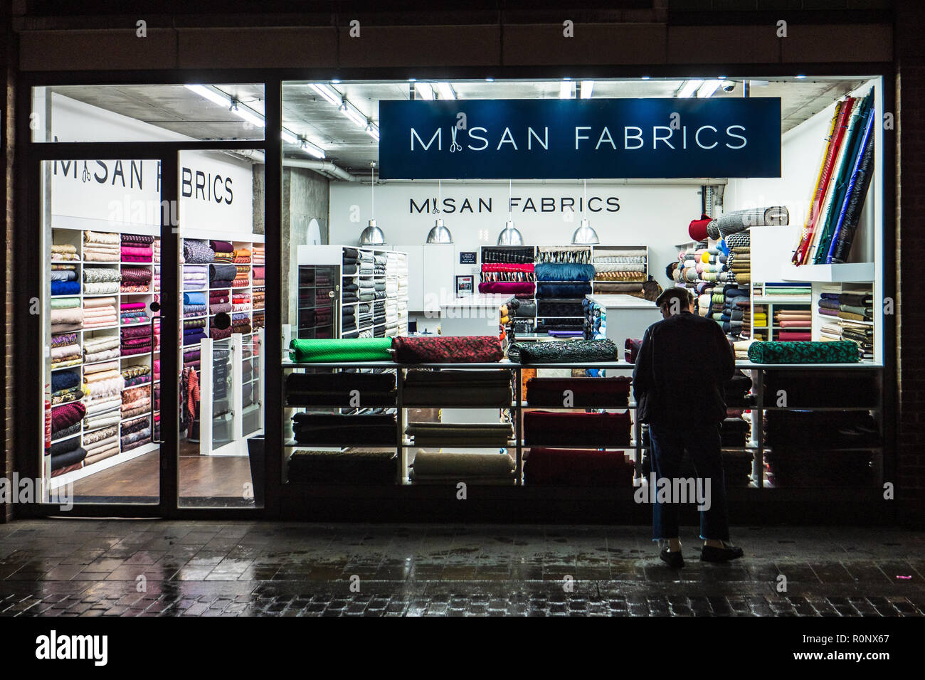 Londres Fabric Shop - Misan telas en Berwick Street en el distrito del Soho de Londres. Berwick St es bien conocida por sus tiendas de tela. Foto de stock