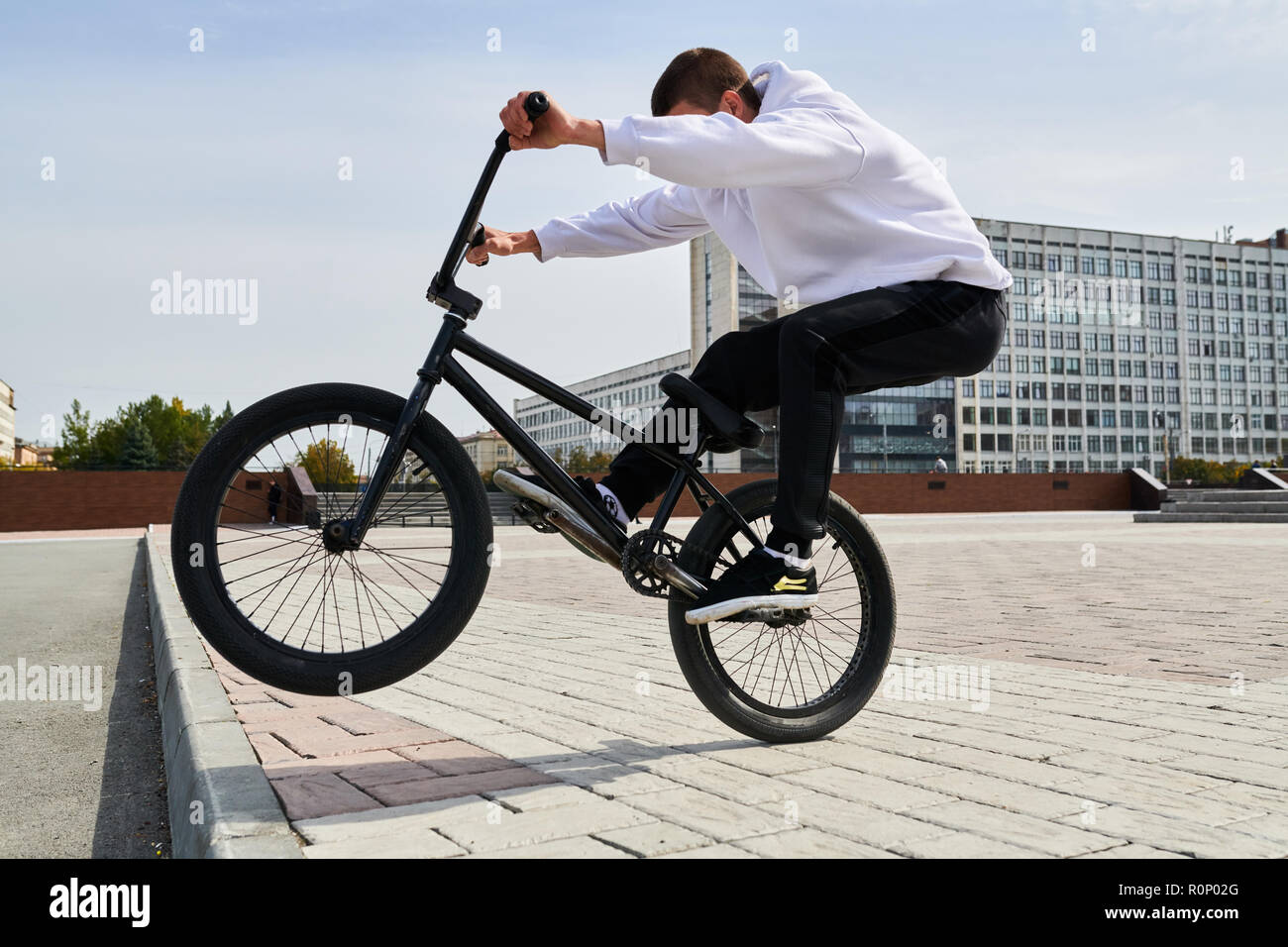 Hombre montando bicicleta BMX Fotografía de stock - Alamy