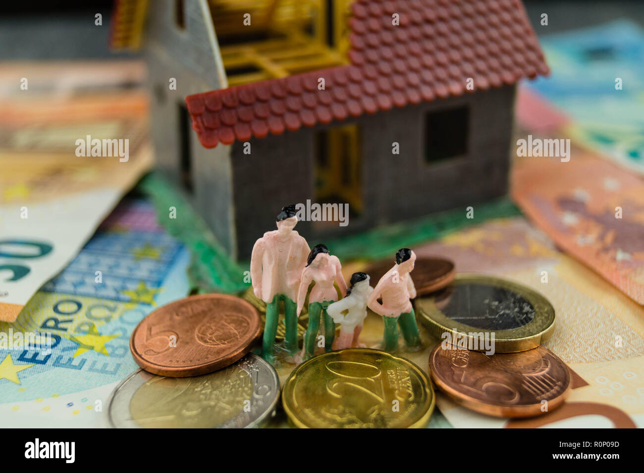 La prestación por hijo a construir y financiar una casa Foto de stock