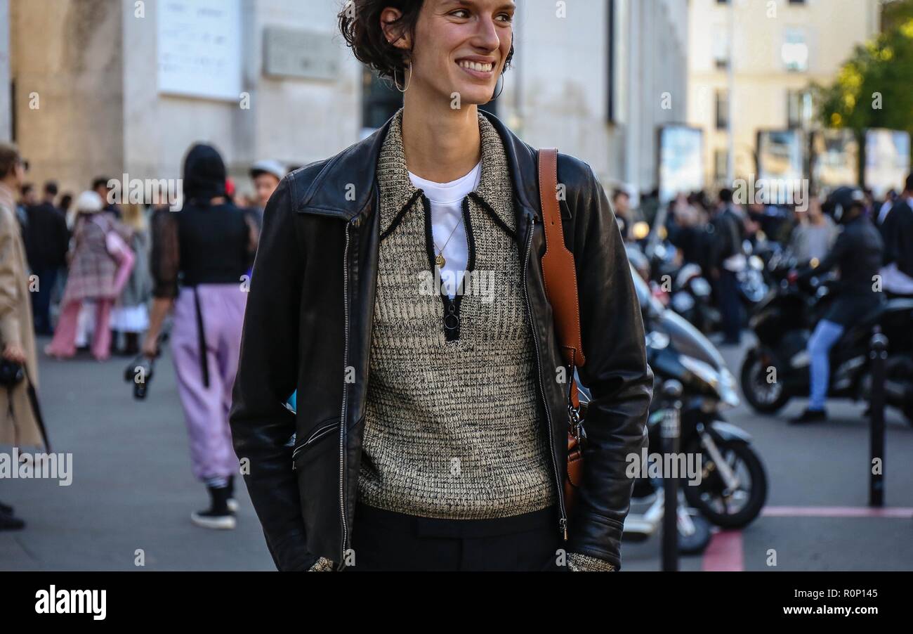 PARIS, Francia - 26 de septiembre de 2018: Marte Van Haaster Mei en la  calle durante la Semana de la moda de París Fotografía de stock - Alamy