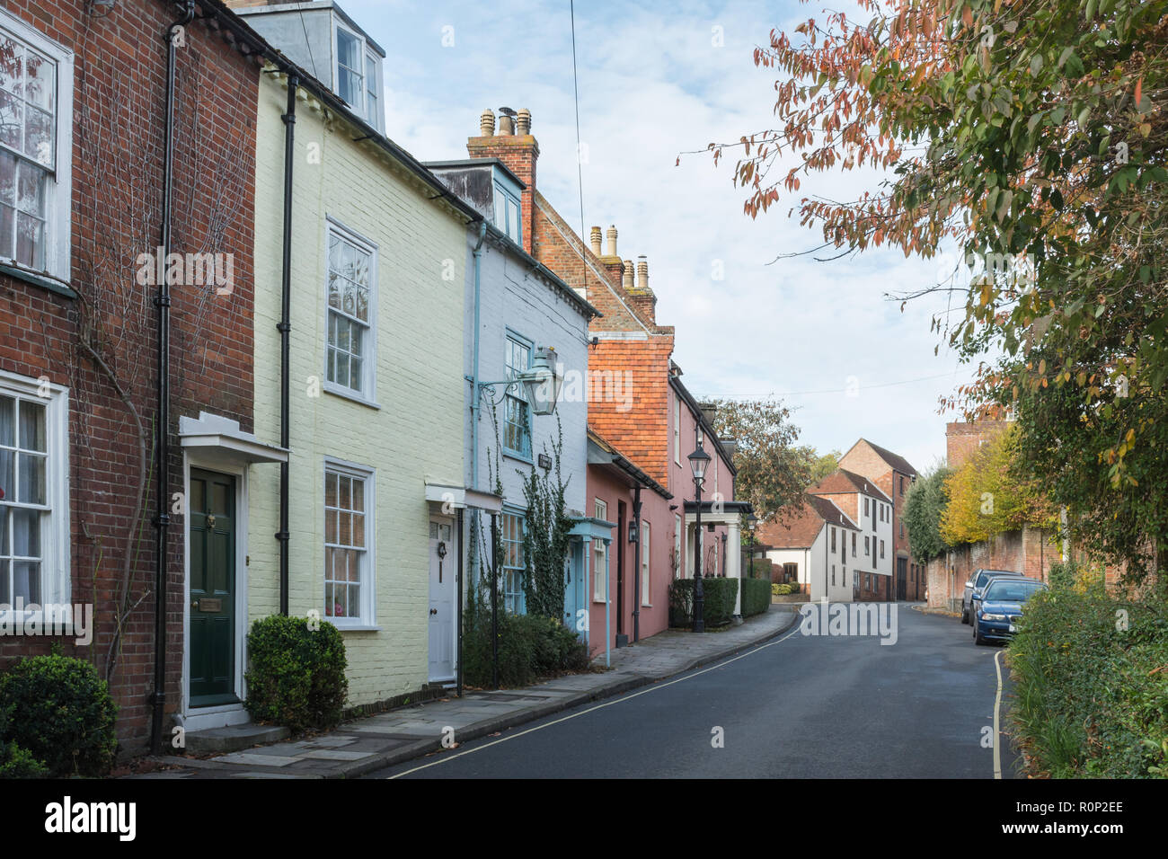 Propiedades adosados en Church Lane, ciudad en Lymington, Hampshire, Reino Unido Foto de stock