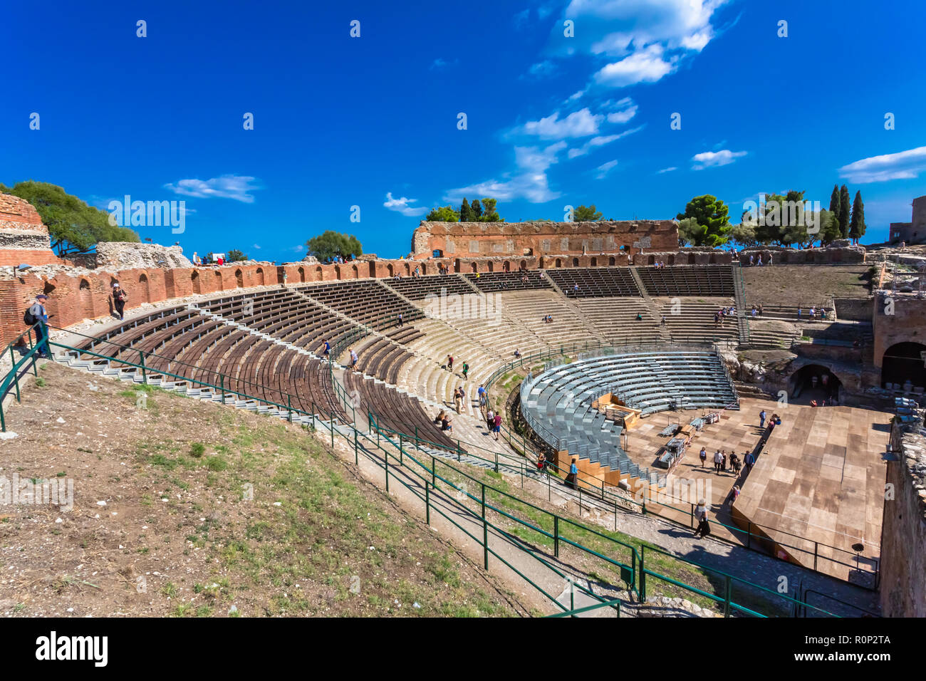 Taormina, Italia - 26 de septiembre de 2018: Las ruinas del antiguo teatro griego de Taormina, Sicilia, Italia. Foto de stock