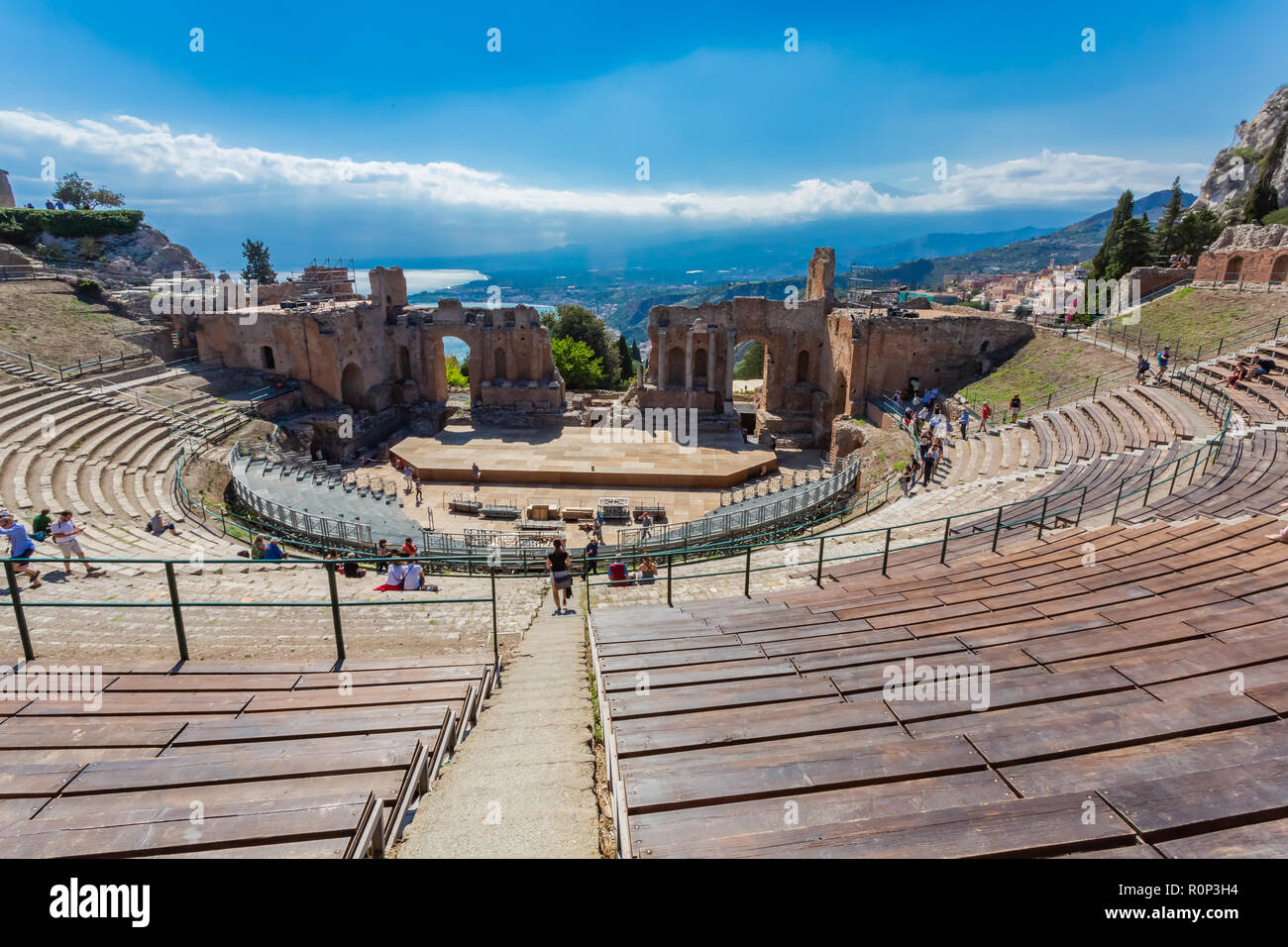 Taormina, Italia - 26 de septiembre de 2018: Las ruinas del antiguo teatro griego de Taormina, Sicilia, Italia. Foto de stock