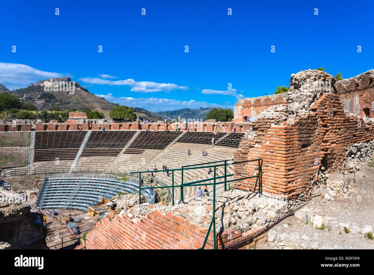 Taormina, Italia - 26 de septiembre de 2018: Las ruinas del antiguo teatro griego de Taormina, Sicilia, Italia. Foto de stock