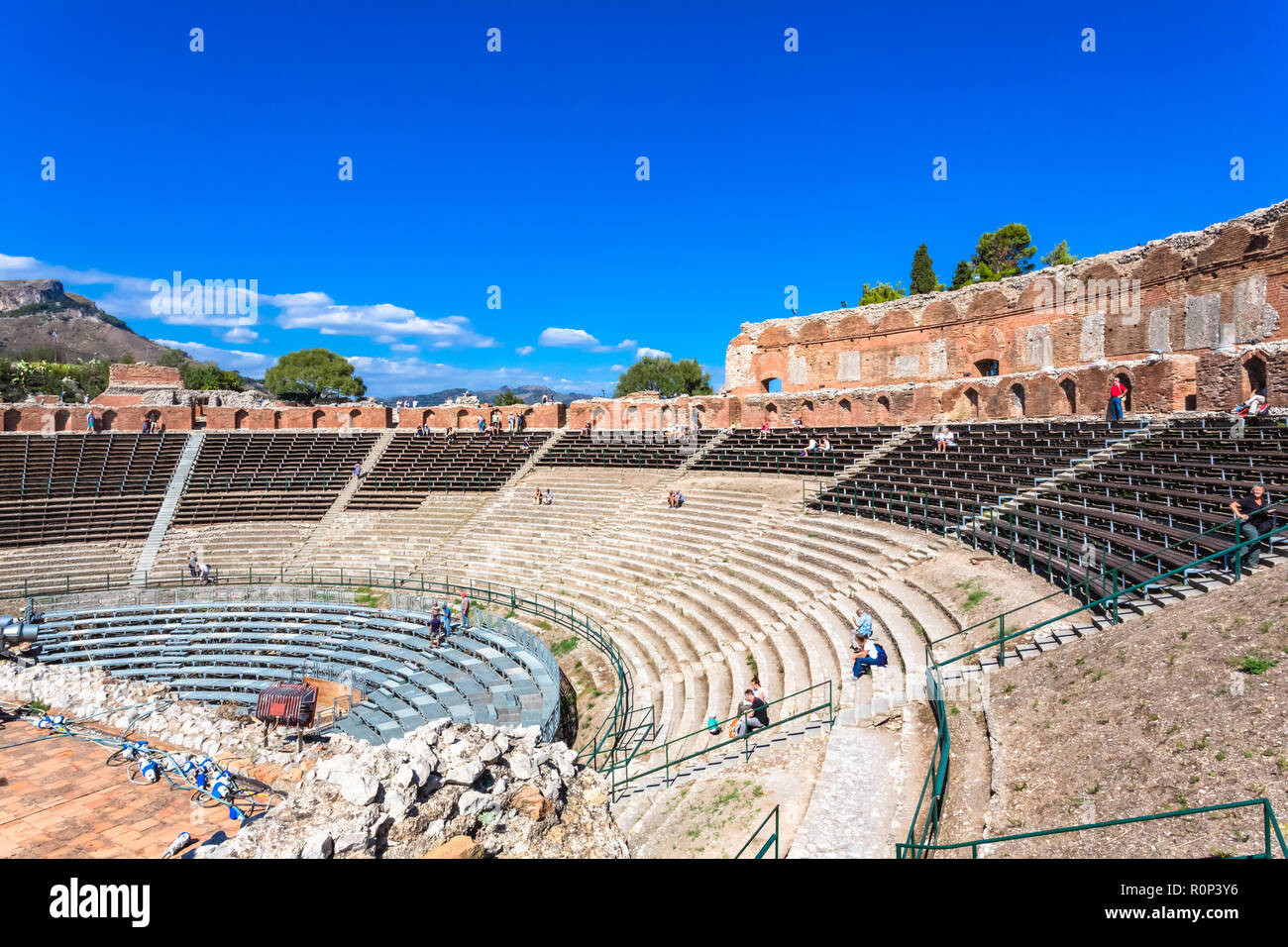 Taormina, Italia - 26 de septiembre de 2018: Las ruinas del antiguo teatro griego de Taormina, Sicilia, Italia. Foto de stock