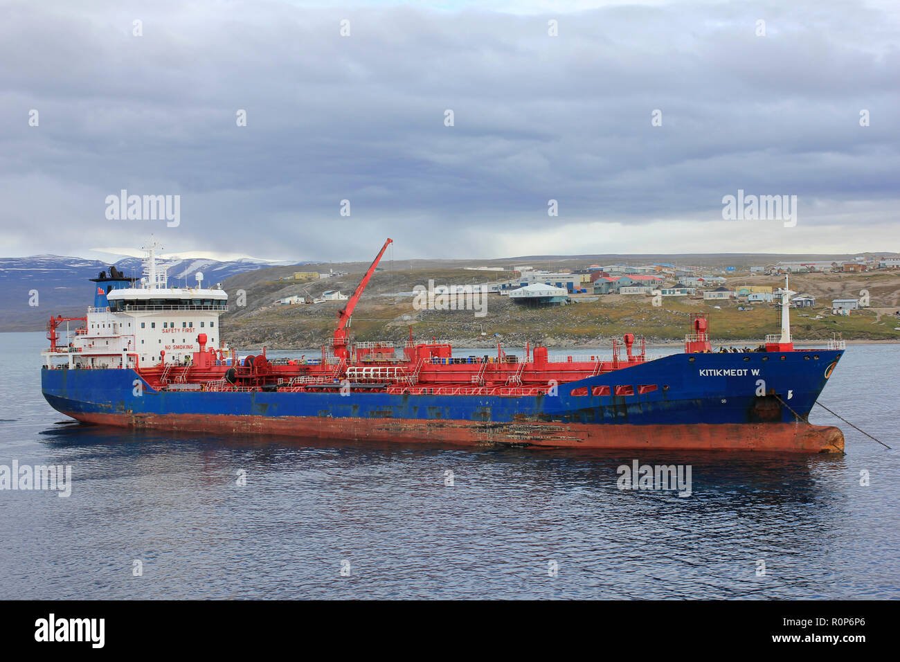 Kitikmeot W, un petrolero que suministra combustible a las comunidades septentrionales en la isla de Baffin, Canadá incluyendo entrada estanque visto desde el CCGS Amundsen Foto de stock