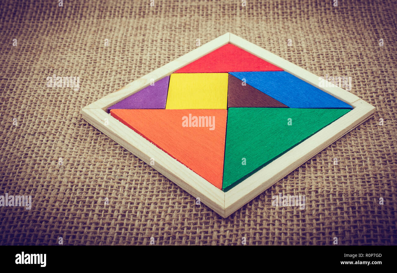 Piezas coloridas de un cuadrado tangram de stock - Alamy