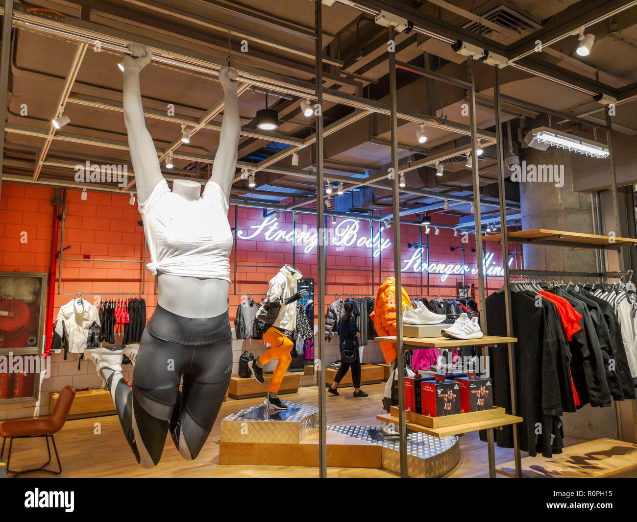 Shanghai, China. 6 nov, 2018. La ropa y los zapatos en exhibición en el  centro de la marca Adidas Adidas Flagship Store de apertura en Shanghai.  Crédito: SIPA Asia/Zuma alambre/Alamy Live News