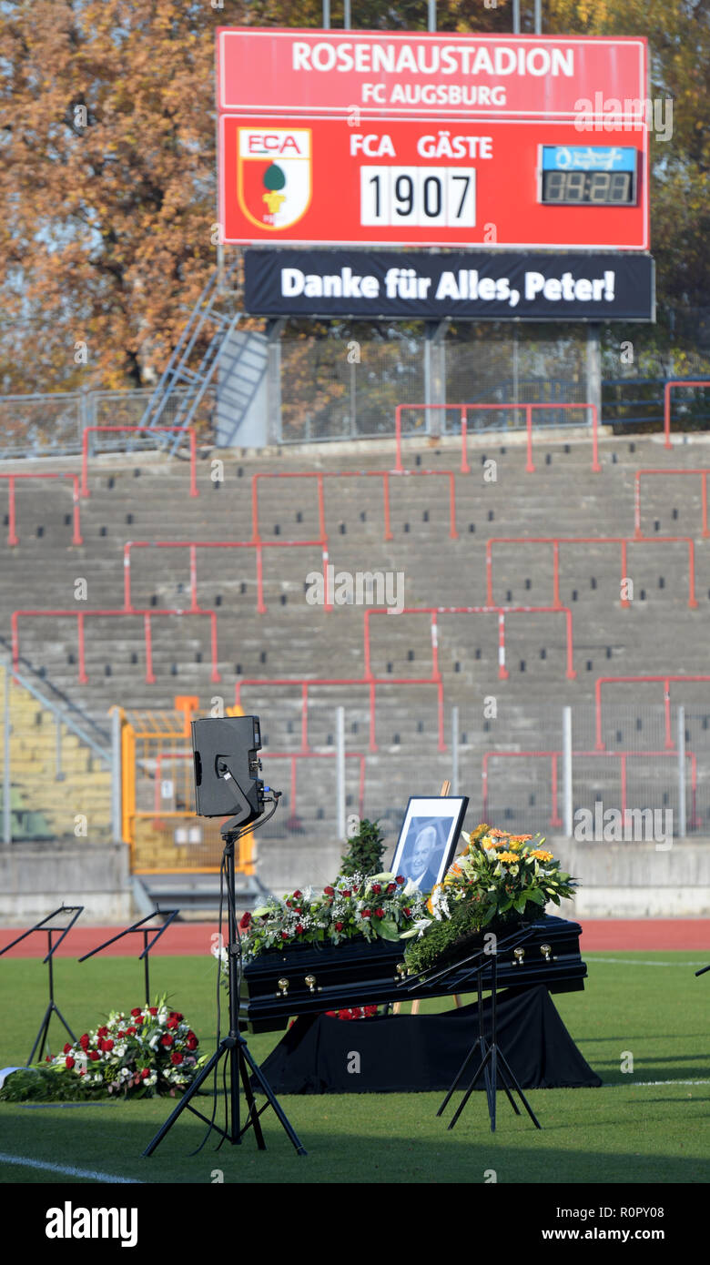 Augsburg, Alemania. 07 Nov, 2018. Un ataúd es establecido en el estadio  Rose. El funeral por el difunto Peter Bircks, presidente de la junta de  supervisión de la Bundesliga el club de