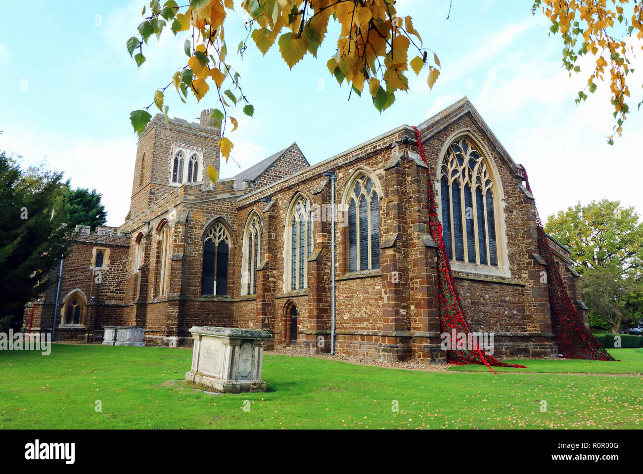 Iglesia Northill, Bedfordshire, Reino Unido. 7 nov 2018. En memoria de los caídos. 1918-2018, 100 años de aniversario, celebrado en la Iglesia Northill, Bedfordshire. 10.000 amapolas tejida por los feligreses en el exterior de la pintoresca iglesia, además de muchas pantallas en el interior. Fotografiado el 7 de noviembre de 2018 Foto de Keith Mayhew Crédito: KEITH MAYHEW/Alamy Live News Foto de stock