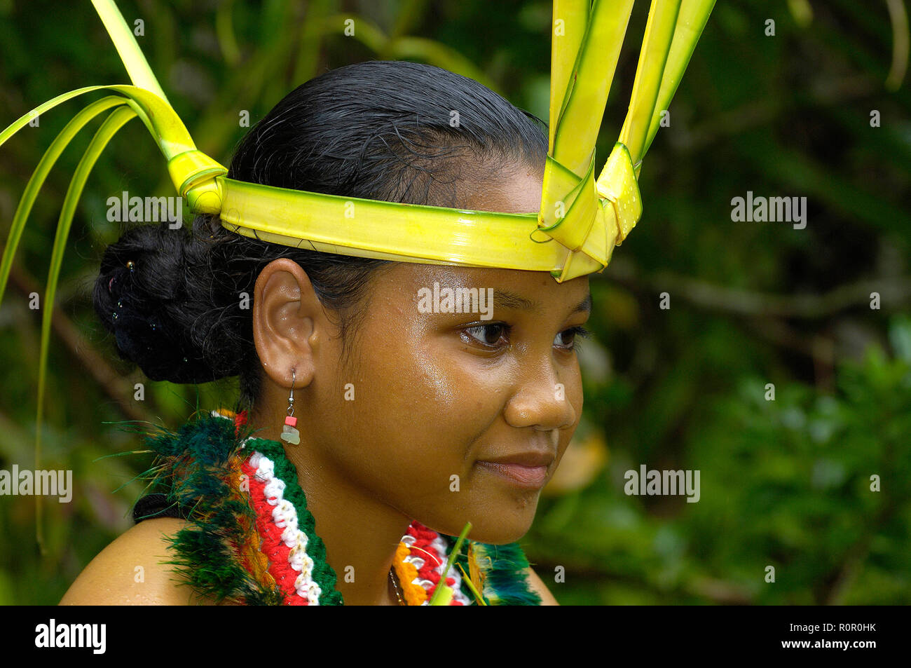 Yap vestidos tradicionalmente bailarín con tocados, retrato, Yap, Micronesia Foto de stock