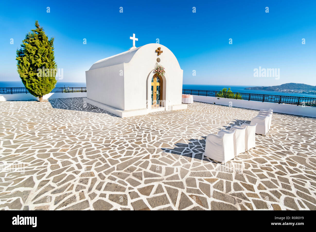 La capilla de bodas con vistas al mar en la colina cerca de Rhodes, Faliraki (Grecia) Foto de stock