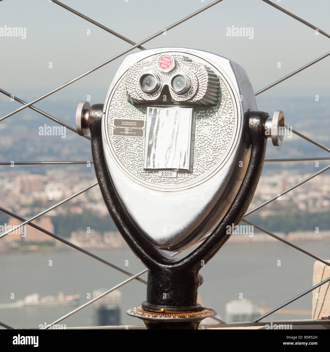 Los prismáticos de monedas, el Edificio Empire State, en Nueva York, Estados Unidos de América. Foto de stock