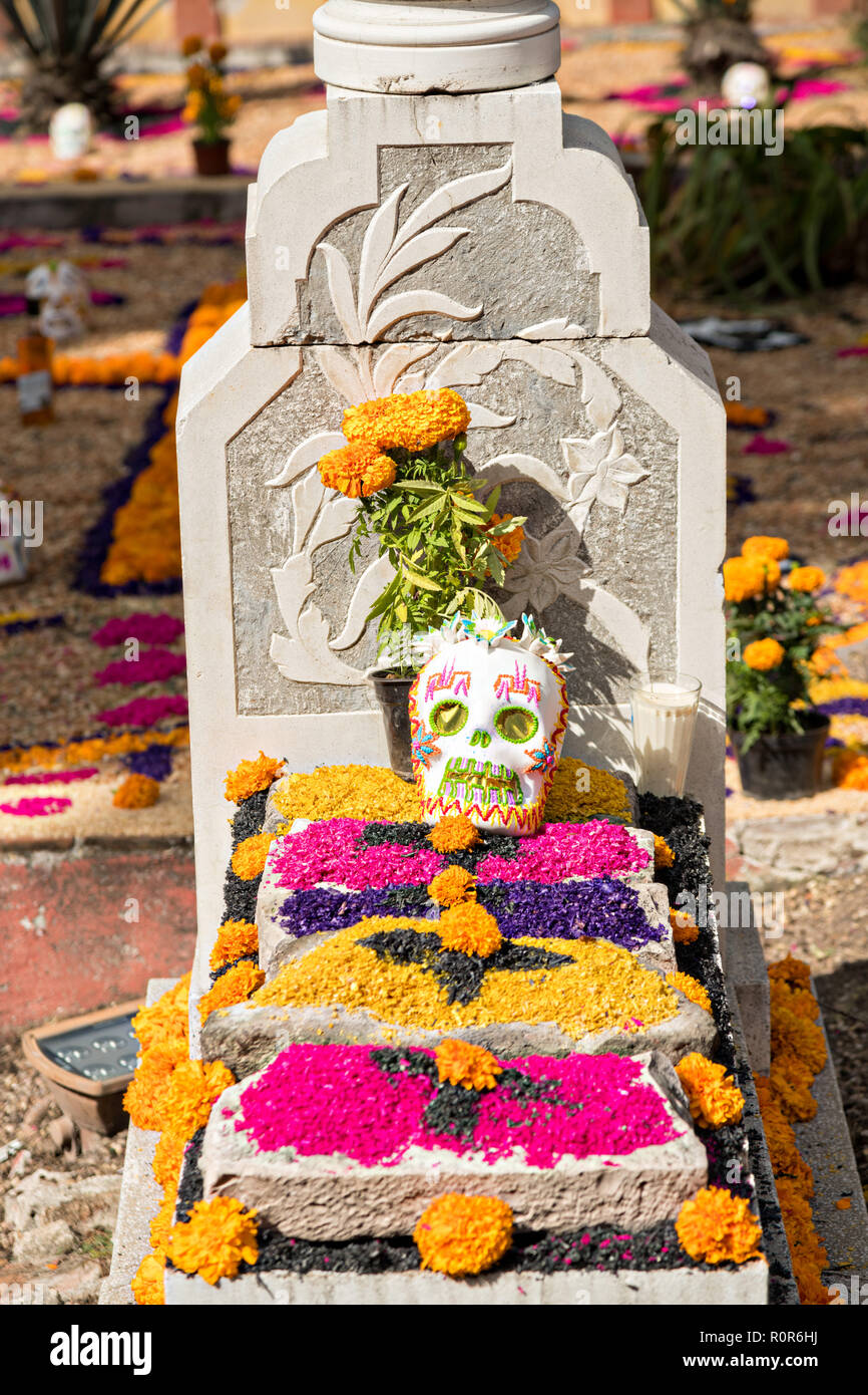Inútil fluir rosado Una tumba decorada por los muertos de los muertos durante el dia de Muertos  festival en el antiguo cementerio de San Juan de Dios en San Miguel de  Allende, México. El multi-días