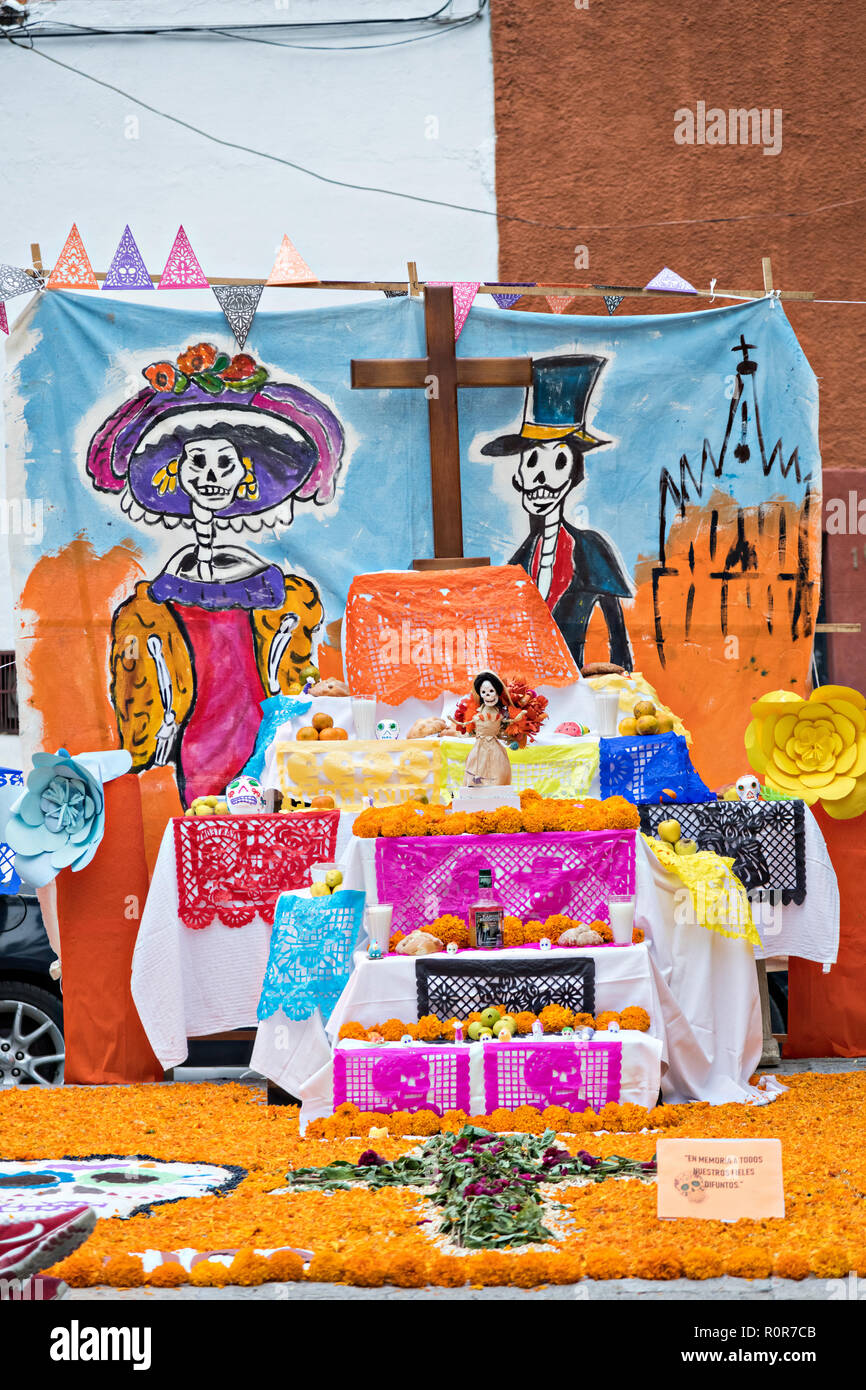 Un muerto de los Muertos altar conocido como una ofrenda en honor a los  parientes fallecidos durante el dia de Muertos festival en San Miguel de  Allende, México. El multi-días de festival