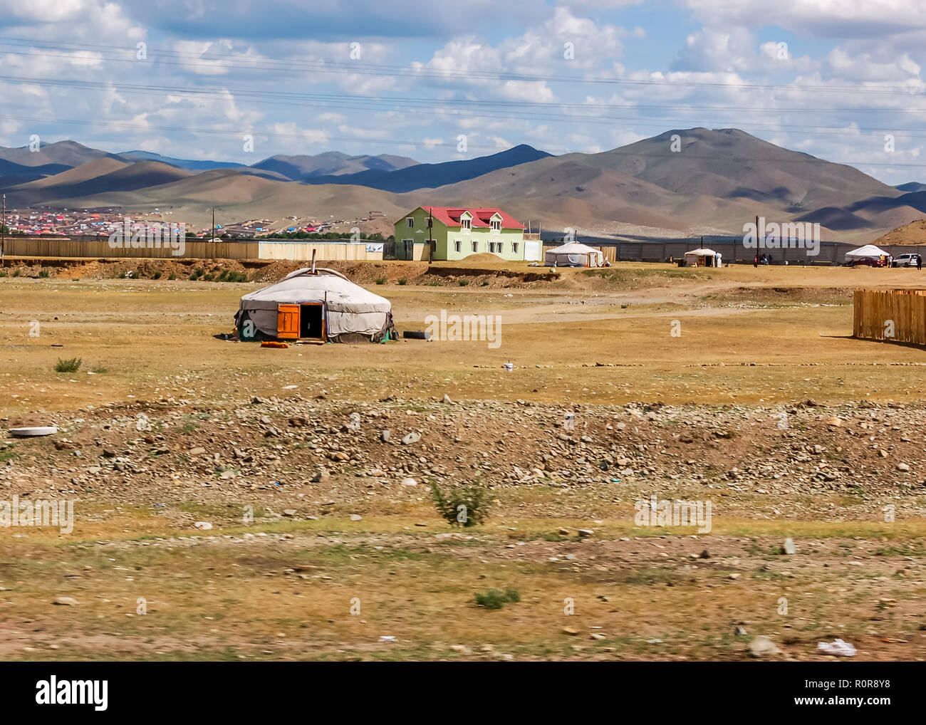 Ulaanbaatar, Mongolia - Julio 10, 2010: Casas & yurts llamados gers en las afueras de Ulaanbaatar, capital de Mongolia. Foto de stock