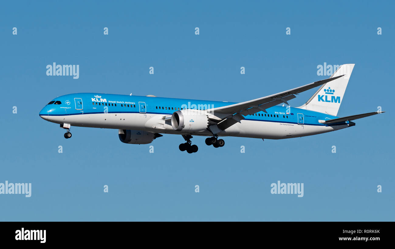 KLM Royal Dutch Airlines avión Boeing 787 Dreamliner airborne acercamiento final landing Foto de stock