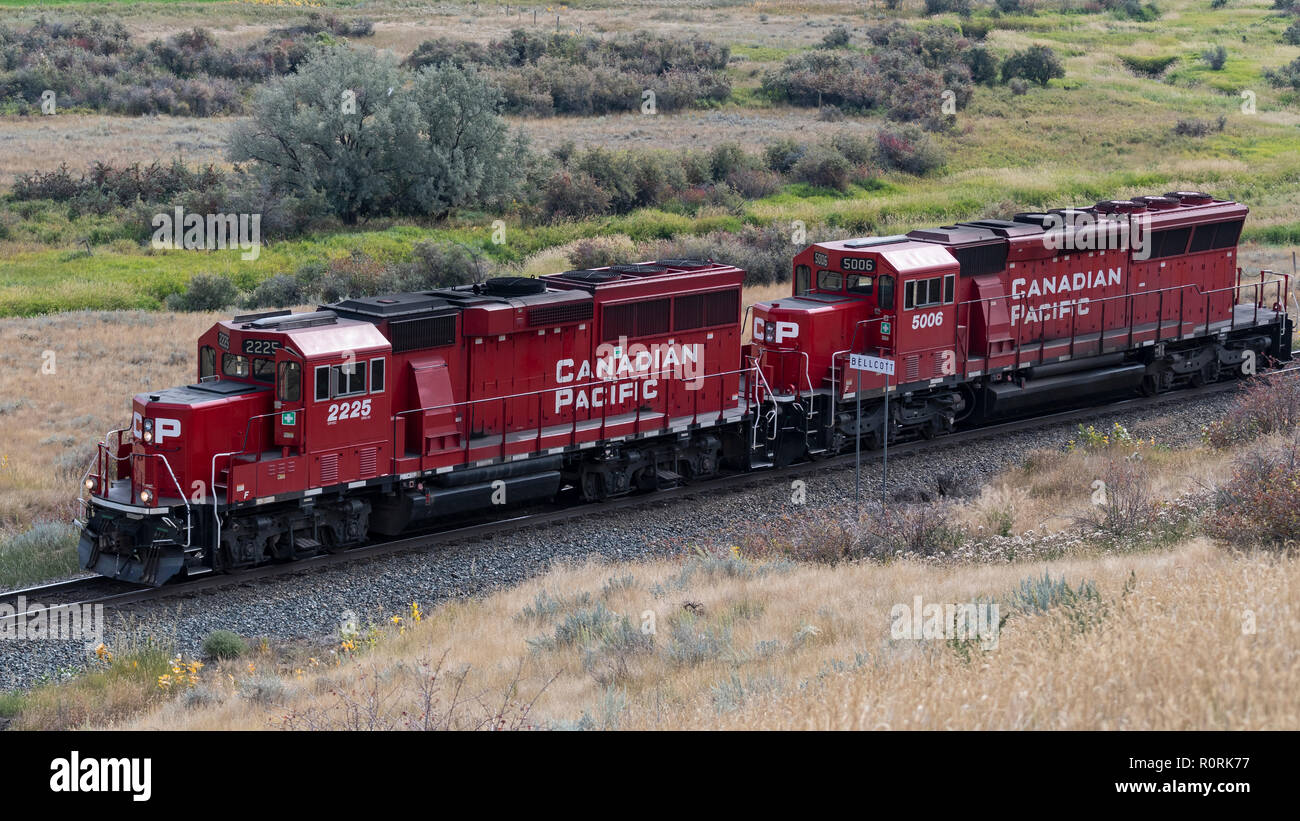 Canadian Pacific Railway locomotoras viajar a lo largo de las vías cerca de Medicine Hat, Alberta. Foto de stock