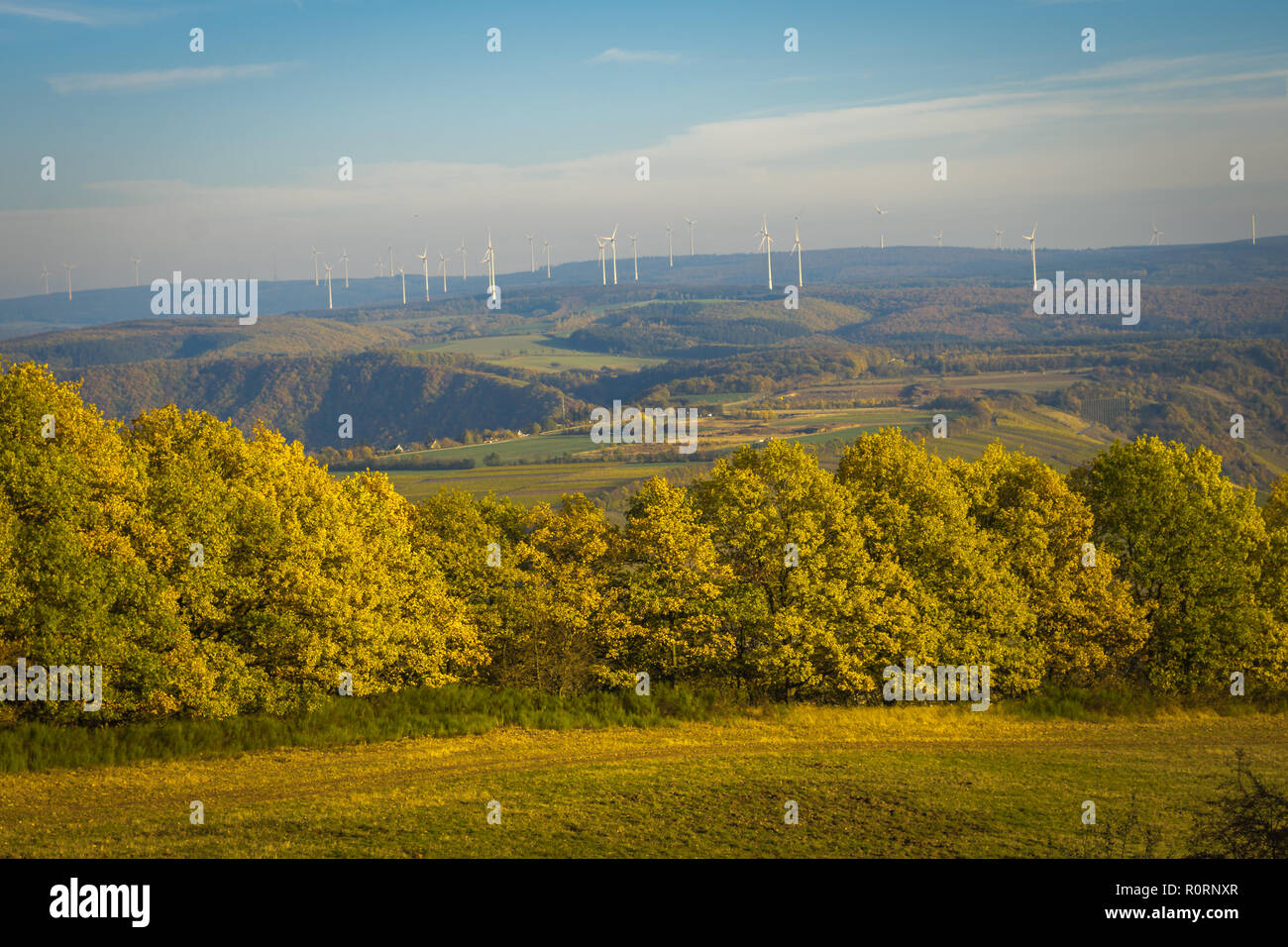 Vista sobre un valle verde en Alemania Foto de stock