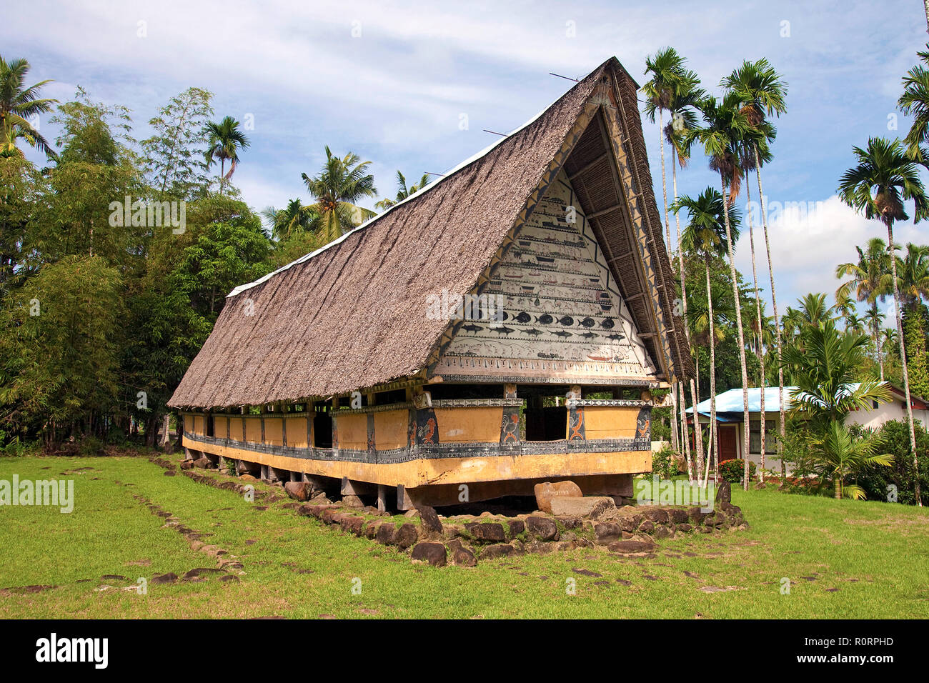 Traditionelles Männerhaus aus der Zeit des traditionellen Verwaltungssystems, Palau, Mikronesien | Casa tradicionales de los hombres en la isla de Palau, Micronesia Foto de stock
