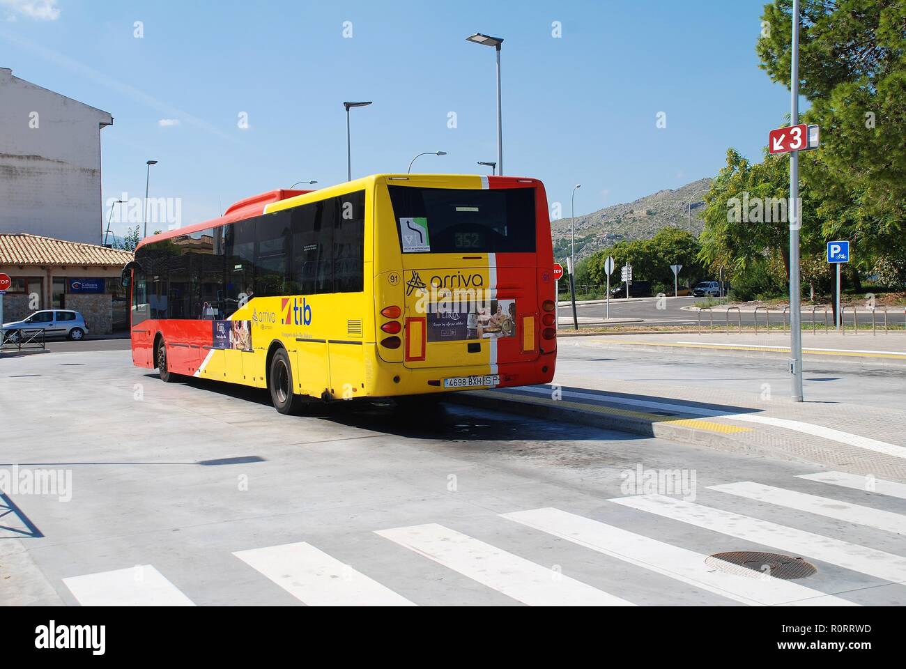 TIB autobús estacionado en la nueva estación de autobuses en Puerto Pollensa  en la isla española de Mallorca el 30 de septiembre de 2018 Fotografía de  stock - Alamy