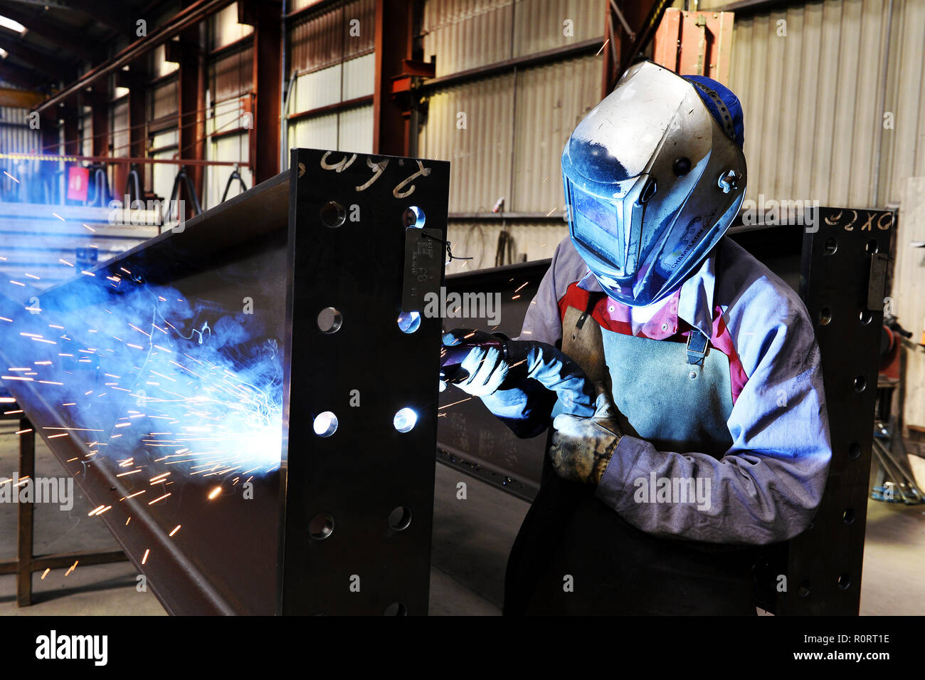 Trabajo soldador en una viga de acero - Francia Fotografía de stock - Alamy