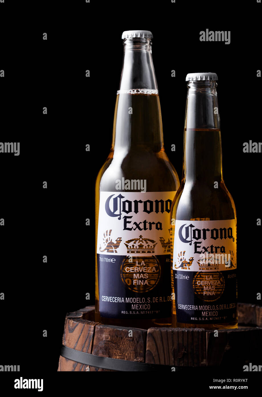 Londres, Reino Unido - 27 de abril de 2018: botellas de cerveza Corona  Extra viejo barril de madera sobre fondo negro. Corona, producida por Grupo  Modelo Fotografía de stock - Alamy