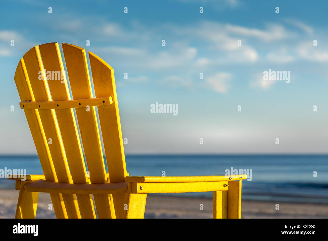 Silla de playa amarilla Fotografía de stock - Alamy