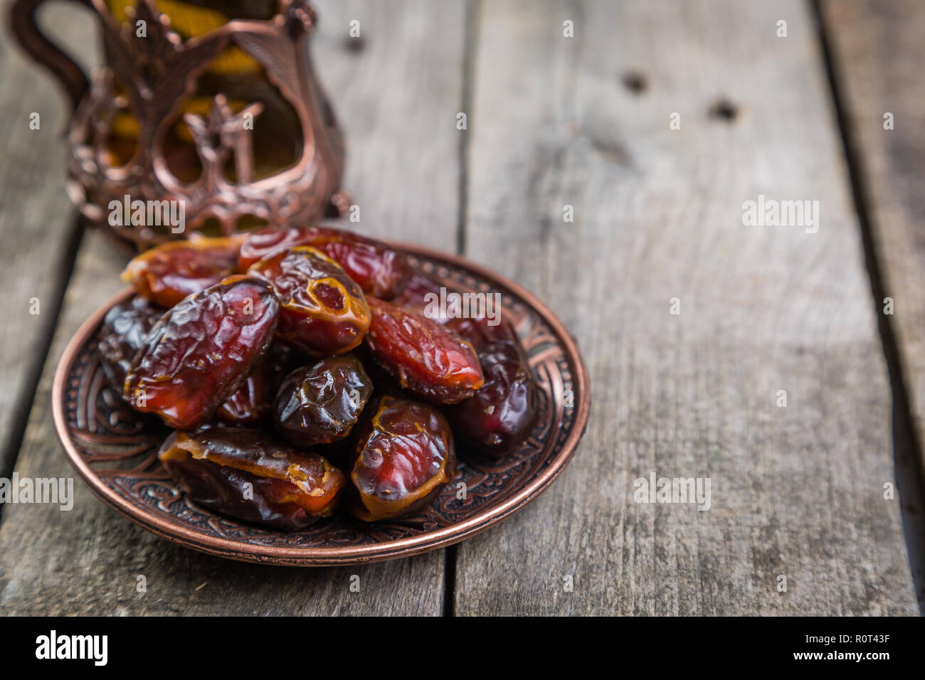 Ramadan kareem concepto de vacaciones con fechas iftar Foto de stock