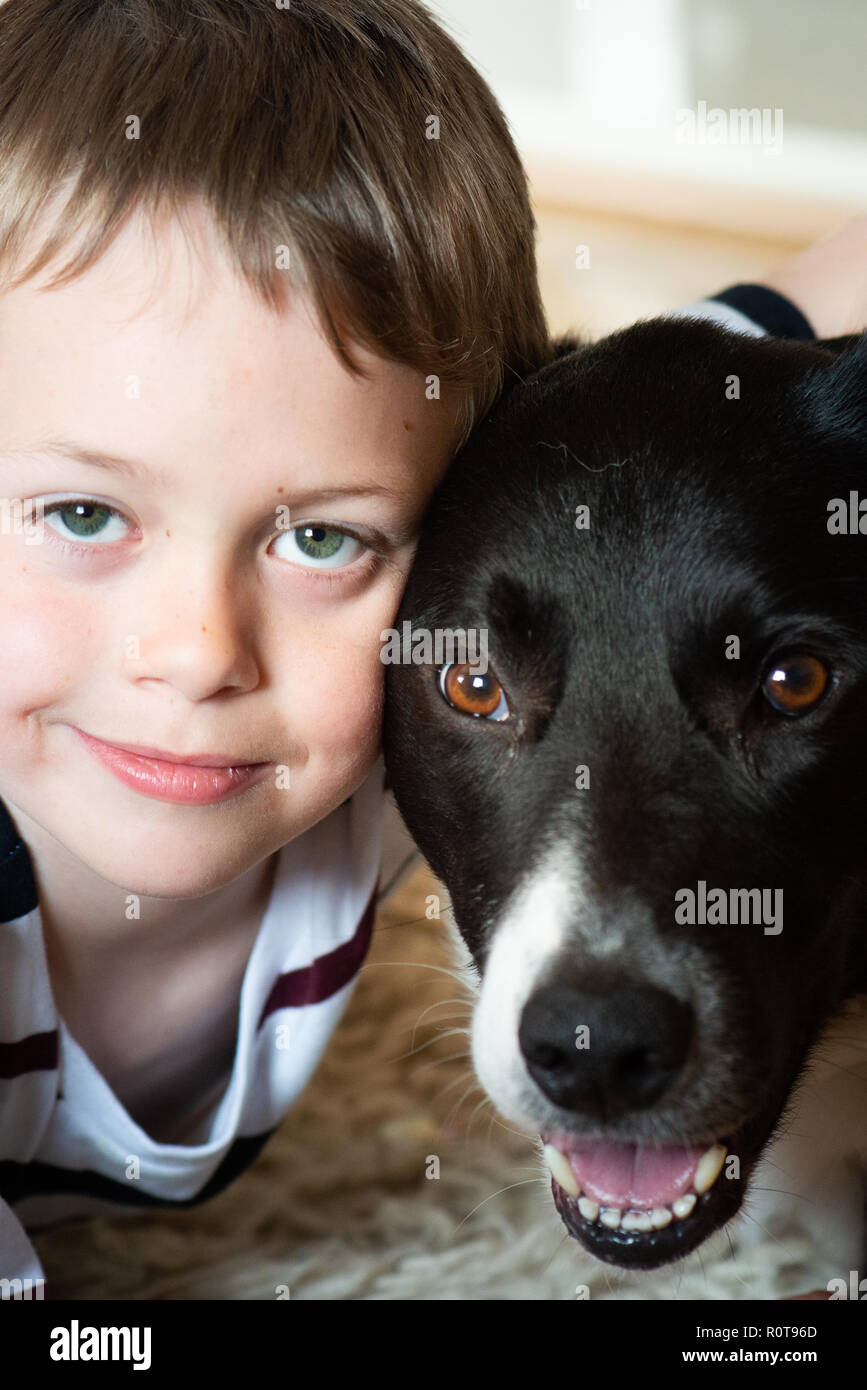 Un guapo chico con TDAH, autismo, síndrome de Asperger Síndrome mimos y  juega con su fiel perro mascota cariñosa, adorable Fotografía de stock -  Alamy