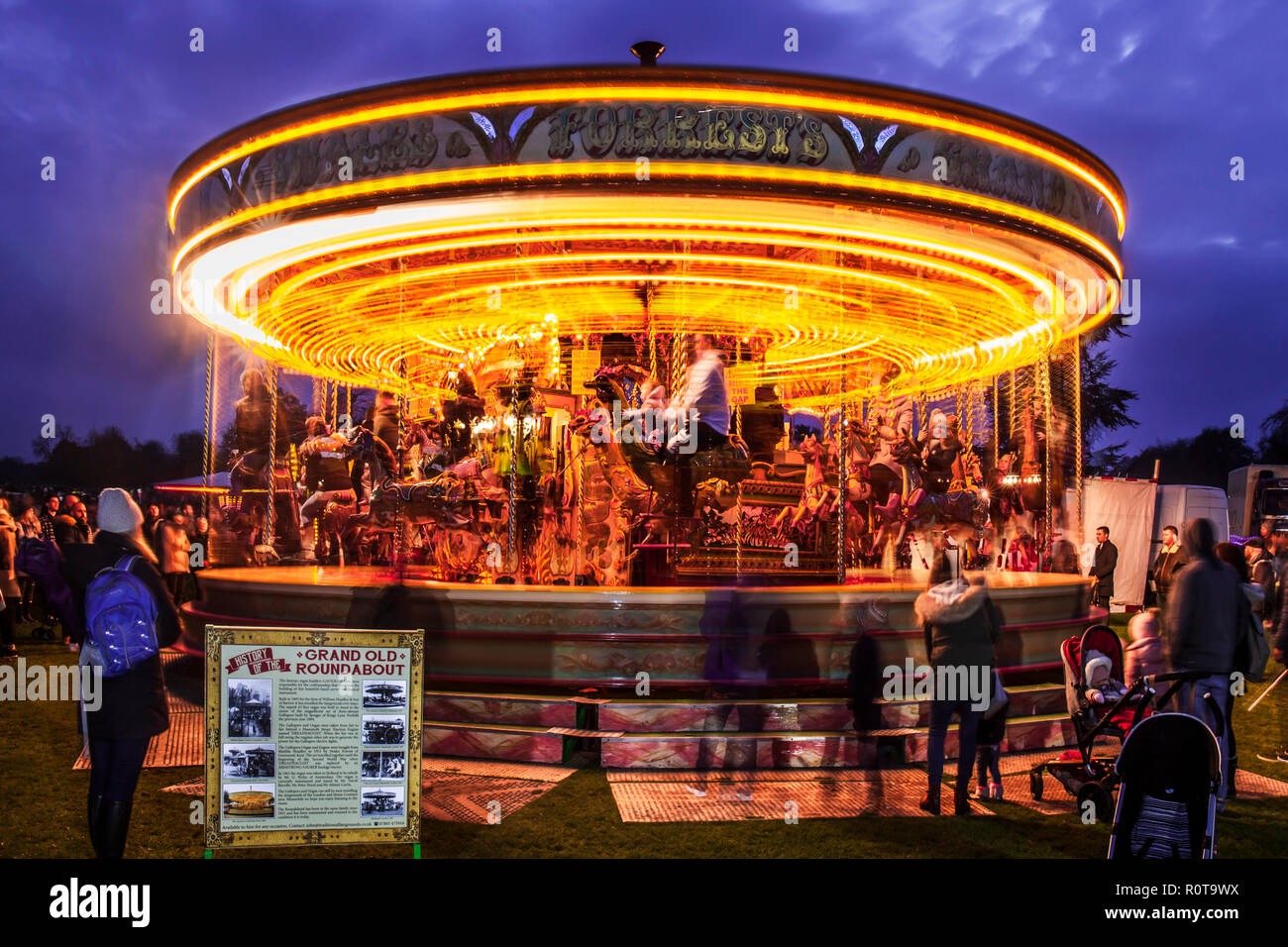 Carrusel rotonda, o merry go round en una feria. Foto de stock