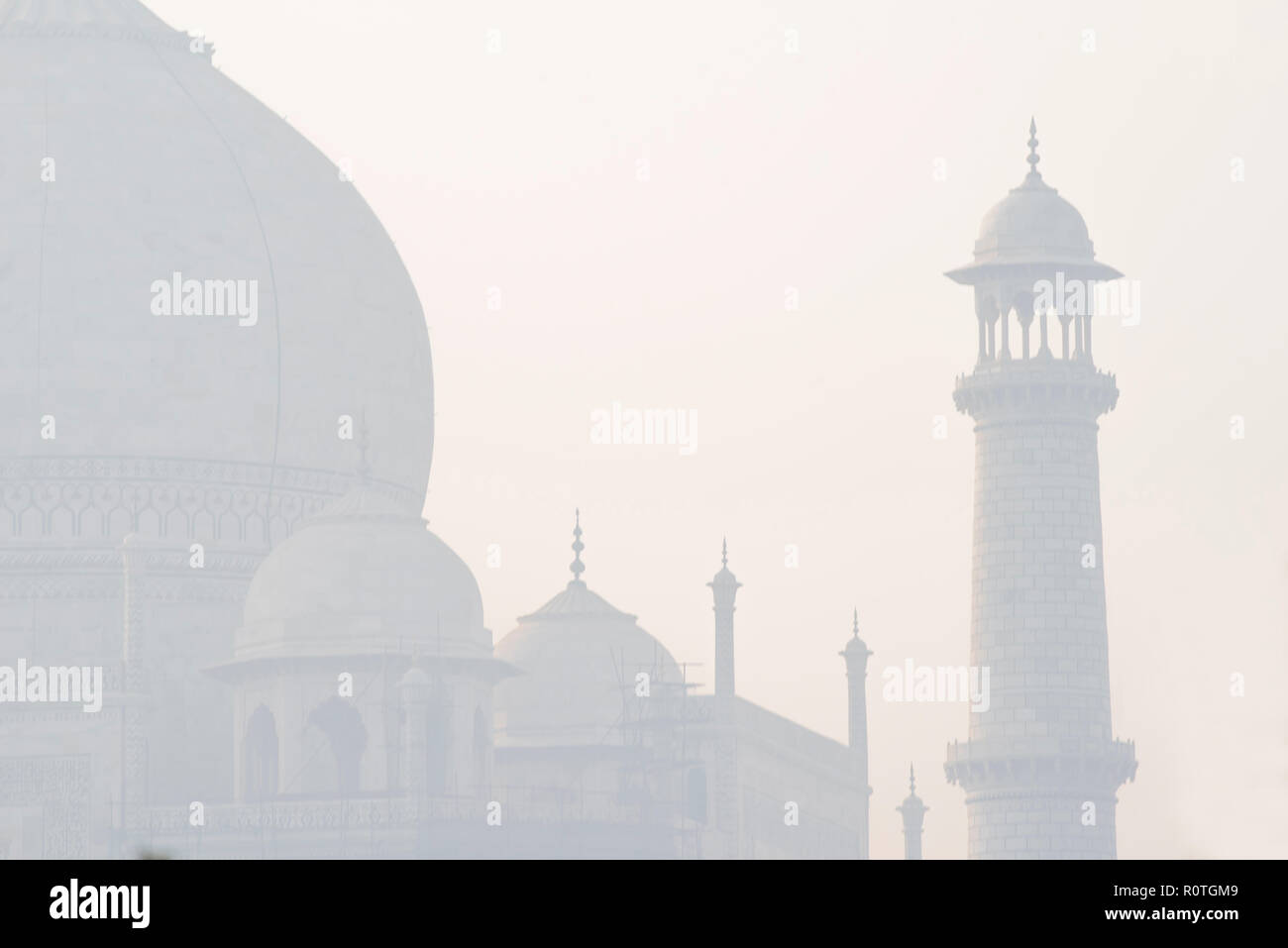 Magnífico Taj Mahal, la maravilla del mundo y el orgullo de la India en la mañana de invierno suave haze con sus cúpulas y minaretes perfectamente ordenados Foto de stock