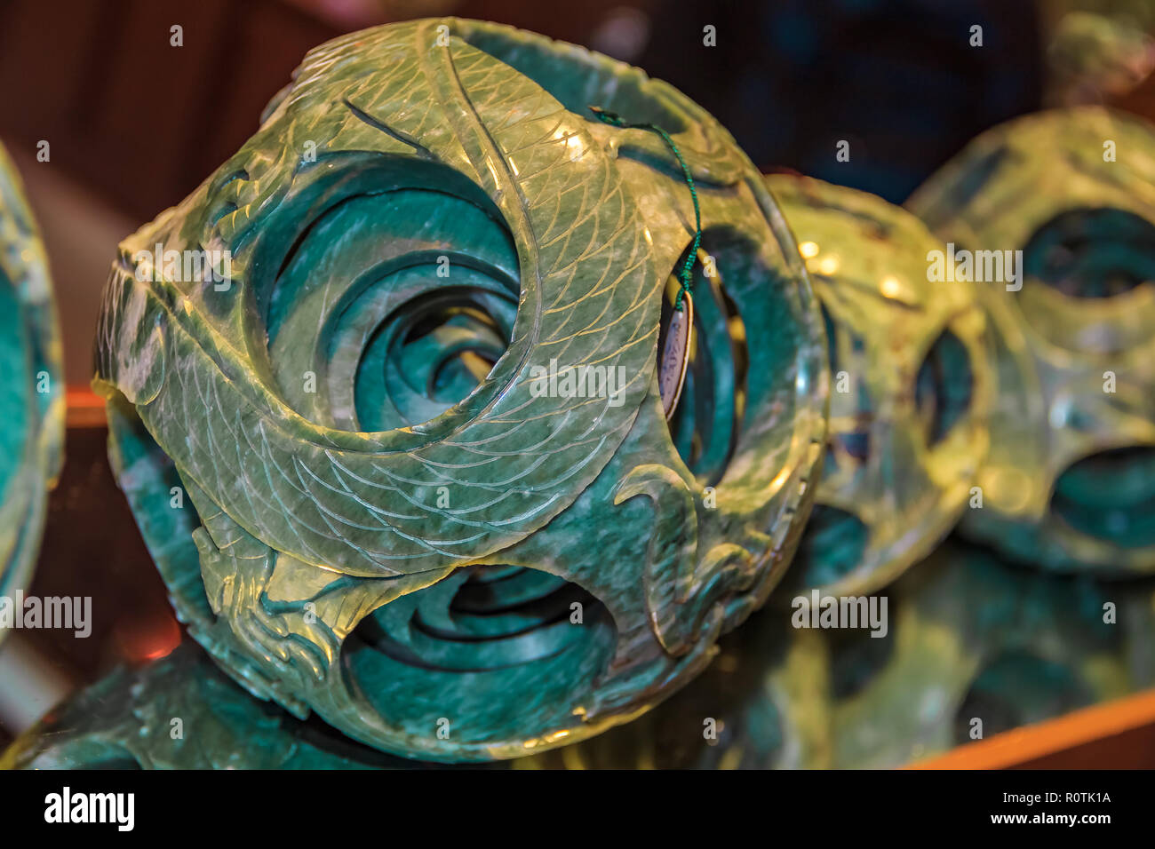 Bola de jade de recuerdos en la pantalla para comprar en una fábrica de  jade en Pekín, China Fotografía de stock - Alamy